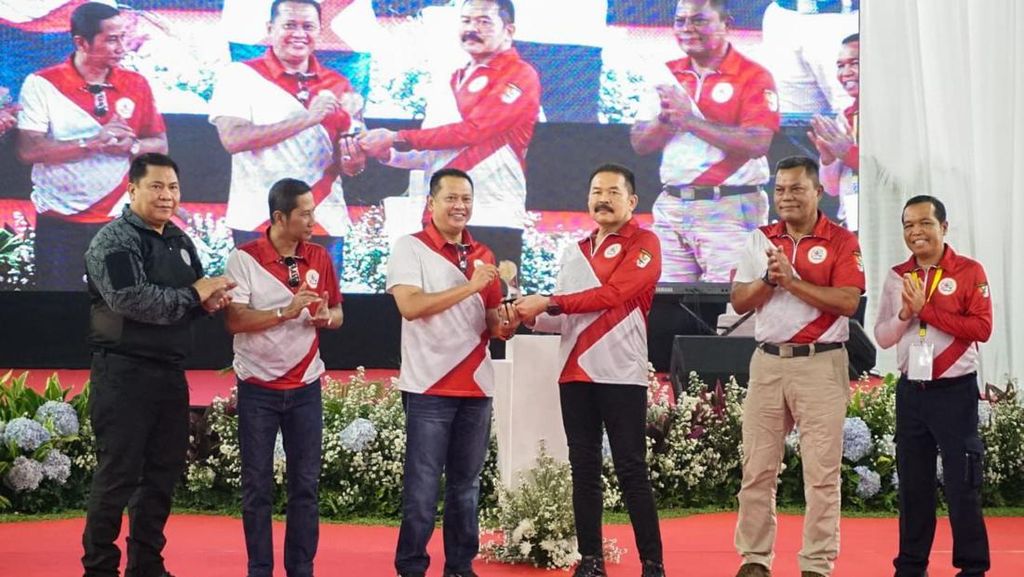 Lawan Kepala BNN-Wajagung, Bamsoet Jadi Juara Menembak Jaksa Agung Cup