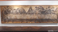 Lukisan The Last Supper karya Leonardo Da Vinci yang dilukis ulang oleh Eddy Susanto di atas meja maupun di kertas. Lukisan ini digambar dengan menggabungkan The Last Supper dengan Jangka Jayabaya karena sama-sama dibuat pada abad ke-16.