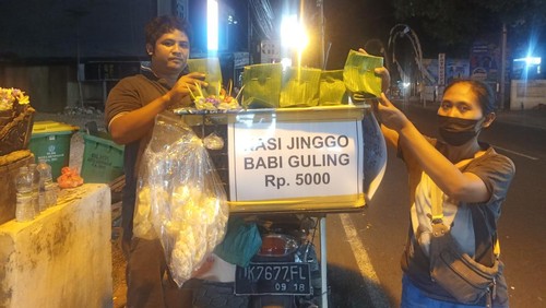 Komang Panji (32) bersama istri Kadek Oca (33), ketika ditemui di Jalan Hayam Wuruk, Denpasar, Bali, Minggu (3/7/2022).