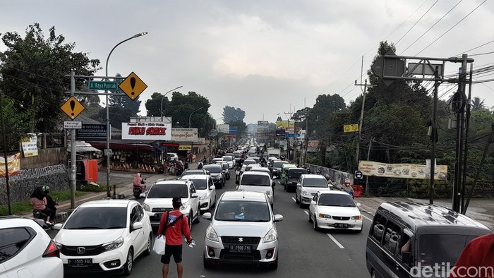 Lalin di Puncak Bogor macet (Muchamad Sholihin/detikcom)
