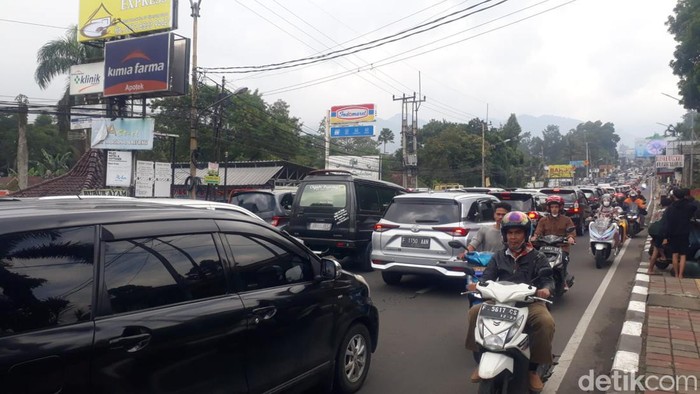 Lalin puncak Bogor macet, polisi berlakukan one way (Muchamad Sholihin/detikcom)