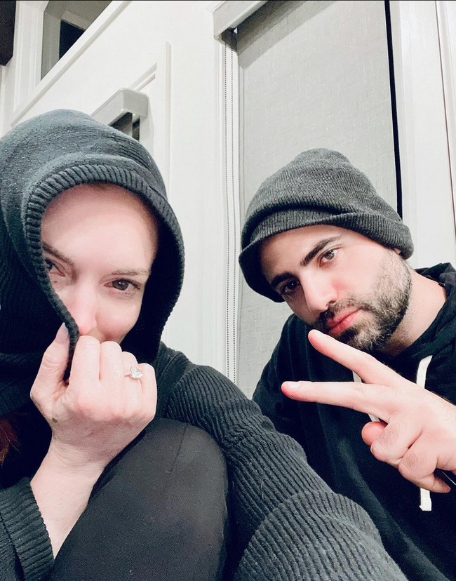 Aku tertegun bahwa ini adalah suamiku. Hidupku dan segalanya bagiku. Setiap wanita seharusnya merasa seperti ini setiap hari,” tulis Lindsay Lohan pada caption foto Instagram. Foto: Instagram/@lindsaylohan