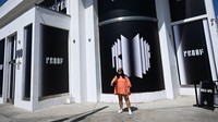 Seorang penggemar K-pop berpose untuk foto di luar saat mereka mengunjungi toko pop-up BTS untuk mempromosikan album Proof di Los Angeles, California, (15/6/2022). Patrick T. Fallon/AFP via Getty Images