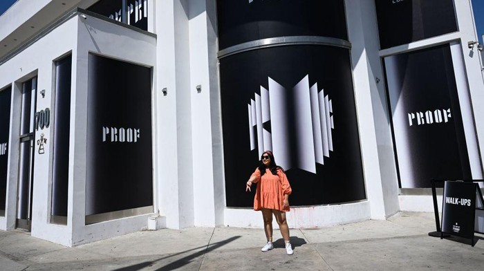 Melihat Pop-up Store BTS di New York dan Los Angeles A K-pop fan poses for a picture outside as they visit a BTS pop-up store to promote the album 'Proof' in Los Angeles, California on June 15, 2022. - K-pop supergroup BTS announced June 14, 2022 they were taking an indefinite break from one of the world's most popular acts to focus on solo (Photo by Patrick T. FALLON / AFP) (Photo by PATRICK T. FALLON/AFP via Getty Images)