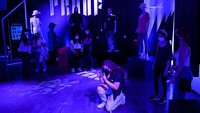 Selain itu, pengunjung dan para ARMY juga bisa berfoto ria di pop up block bertuliskan BTS berwarna putih dan menikmati pizza yang disediakan gratis oleh tim BTS sambil ditemani lagu-lagu BTS yang diputar sepanjang waktu. Patrick T. Fallon/AFP via Getty Images