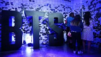 Merchandise eksklusif itu berupa poster seharga 18 dollar AS atau setara Rp265 ribu hingga T-shirt BTS seharga 55 dollar AS atau Rp 809 ribu yang dijual secara terbatas. Patrick T. Fallon/AFP via Getty Images