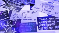 Catatan dari penggemar K-pop di dinding di dalam toko pop-up BTS. Patrick T. Fallon/AFP via Getty Images