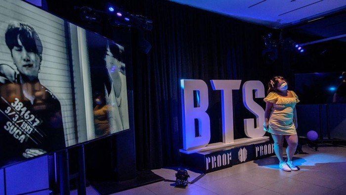 Melihat Pop-up Store BTS di New York dan Los Angeles K-pop fans visit a BTS pop-up store in New York on June 15, 2022. - During a candid YouTube video showing them eating dinner while chatting in Korean, K-pop megastars BTS dropped a bombshell announcement on their global fans: the supergroup were taking a break.
Their record label quickly clarified that the megastars would still work together, but the entertainers' emotional pleas for time off to focus on solo projects quickly won fan support online. (Photo by Ed JONES / AFP) (Photo by ED JONES/AFP via Getty Images)