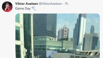 Ciri khas Viktor Axelsen, posting minum kopi dulu sebelum tanding. Foto ini banyak di-like dan ditiru fans. Foto: Twitter