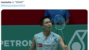 Ekspresi Kento Momota dibantai Viktor Axelsen 21-4, 21-7 di final Malaysia Open 2022, jadi bahan meme. What? Foto: Twitter
