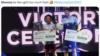Wajah meringis Kento Momota jadi juara kedua jadi bahan candaan netizen. Mungkin silau kena blitz kamera ya. Foto: Twitter