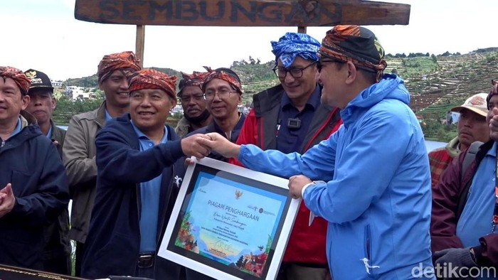 Menparekraf Sandiaga Uno beri penghargaan ke Desa Sembungan Wonosobo sebagai 50 besar desa wisata terbaik RI, Minggu (3/7/2022).