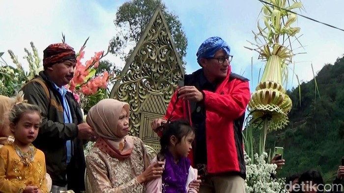 Menparekraf Sandiaga Uno ikut mencukur dalam ritual potong rambut gimbal di Sonosobo, Minggu (3/7/2022).