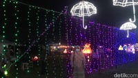 Semua spot area menggunakan cahaya dari lampu LED berwarna warni seperti warna biru, merah, hijau dan kuning. Spot-spot tersebut jadi daya tarik swafoto wisatawan.