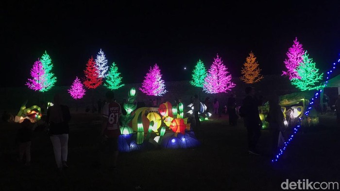 Menyaksikan Gemerlap Cahaya dan Air Mancur Menari di Sukabumi, Seru Banget Light Festival kini hadir di Kota Sukabumi, tepatnya di Lapang Suryakencana. Gemerlap cahaya dan riuhnya air mancur menari benar-benar unik dan mampu menarik perhatian masyarakat untuk berkunjung, Minggu, 3/7/2022.