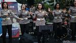 HUT Bhayangkara, Polisi Wanita Bernyanyi Menghibur Warga Saat CFD