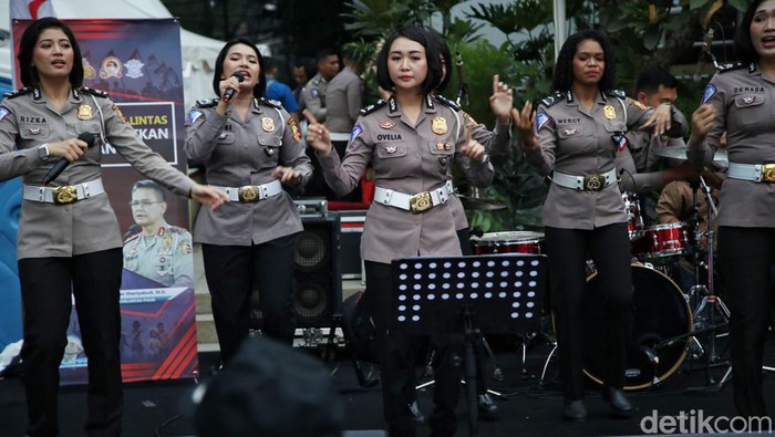 Meriahkan HUT Bhayangkara, Polisi Wanita Bernyanyi Menghibur Warga Saat CFD Sejumlah polisi wanita bernyanyi di kawasan CFD Bundaran HI, Jakarta. Kegiatan tersebut dalam rangka HUT ke-76 Bhayangkara dan juga menghibur warga, Minggu, 3/7/2022.
