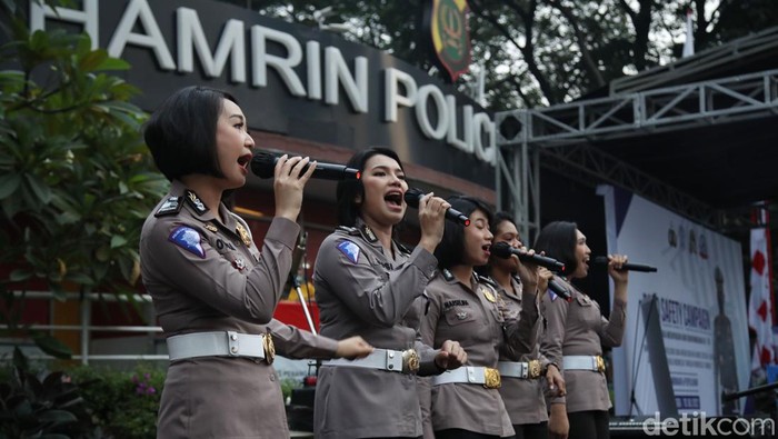 Sejumlah polisi wanita bernyanyi di kawasan CFD Bundaran HI, Jakarta. Kegiatan tersebut dalam rangka HUT ke-76 Bhayangkara dan juga menghibur warga, Minggu, 3/7/2022.