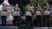 Tak hanya bernyanyi, sejumlah polisi wanita ini juga menampilkan koreografi ala grup musik.