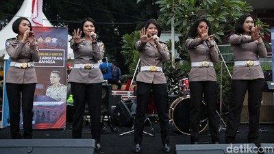 HUT Bhayangkara, Polisi Wanita Bernyanyi Menghibur Warga Saat CFD