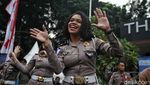 HUT Bhayangkara, Polisi Wanita Bernyanyi Menghibur Warga Saat CFD