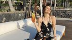Pose Keren Cinta Laura Saat Makan di Kolam Renang hingga Seduh Teh