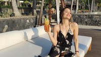 Kali ini Cinta Laura tampak senyum bahagia duduk di atas sofa sambil memegang segelas es lemon tea. : Instagram @claurakiehl