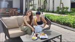 Pose Keren Cinta Laura Saat Makan di Kolam Renang hingga Seduh Teh