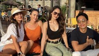 Cinta Laura juga sesekali menghabiskan waktu dengan teman-temannya. Kali ini Cinta Laura sedang menikmati makan sore bersama teman artis nya Luna Maya. Foto : Instagram @claurakiehl