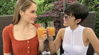 Lagi lagi Cinta Laura terlihat sedang santai dengan sang ibu. Mereka terlihat kompak minum segelas es jeruk! Foto : Instagram @claurakiehl