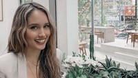Tak hanya minuman segar, Cinta Laura juga tampaknya senang menikmati secangkir kopi latte. Foto : Instagram @claurakiehl