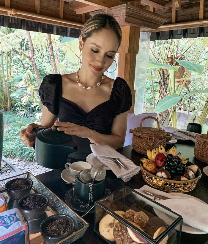Momen cantik Cinta Laura makan Momen cantik Cinta Laura makan