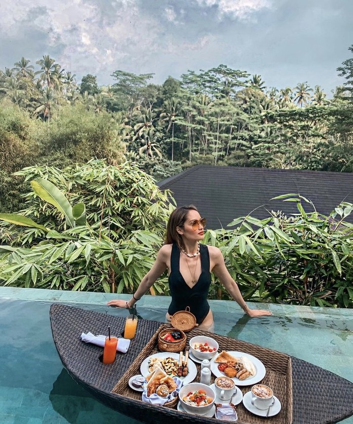Momen cantik Cinta Laura makan