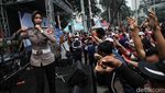Momen Warga Asyik Bernyanyi dan Berjoget Bareng Cakra Metro Band di CFD