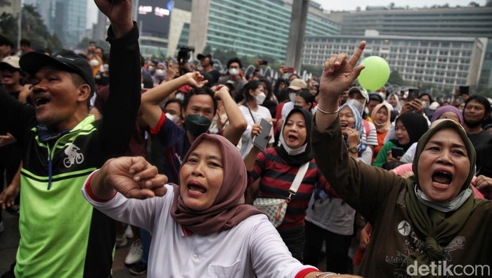 Cakra Metro Band yang digawangi para anggota Polri ikut memeriahkan HUT Bhayangkara di CFD Bundaran HI, Jakarta. Warga nampak antusias ikut berjoget dan bernyanyi, Minggu, 3/7/2022.