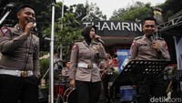 Cakra Metro Band yang digawangi para anggota Polri turut menghibur warga di kawasan CFD Bundaran HI, Jakarta, lewat sejumlah tembang lagu, Minggu, (3/7/2022).