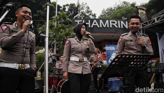 Cakra Metro Band yang digawangi para anggota Polri ikut memeriahkan HUT Bhayangkara di CFD Bundaran HI, Jakarta. Warga nampak antusias ikut berjoget dan bernyanyi, Minggu, 3/7/2022.