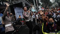 Penampilan Cakra Metro Band merupakan rangkaian dari peringatan HUT ke-76 Bhayangkara.