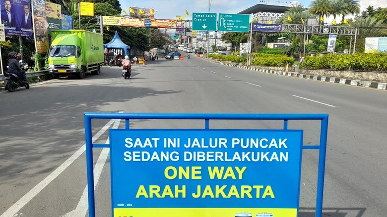One Way Berlaku di Puncak Bogor, Lalin Arah Jakarta Padat (M Sholihin/detikcom) One Way Berlaku di Puncak Bogor, Lalin Arah Jakarta Padat (M Sholihin/detikcom)