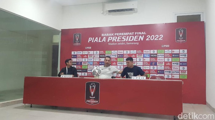 Pelatih PSIS Semarang Sergio Alexandre (berkaus putih).