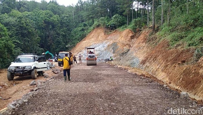 Pembuatan jalan baru menuju  Cianjur selatan rampung sehingga akses kendaraan kembali dibuka