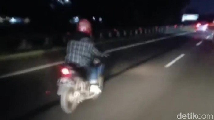 Pemotor masuk ke ruas Tol Purbaleunyi