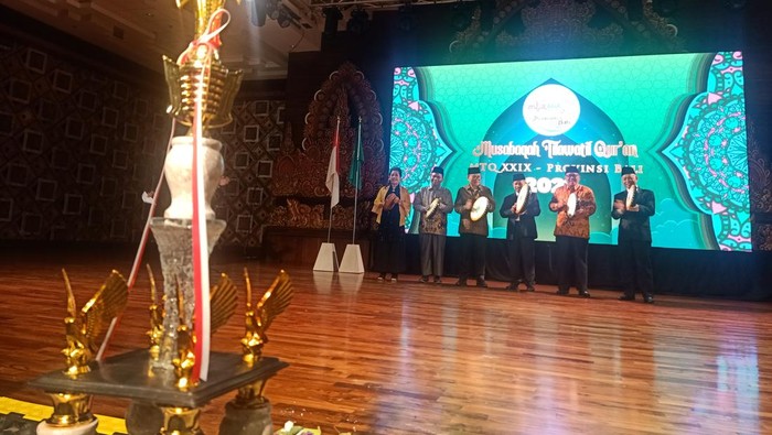 Pemukulan rebana sebagai tanda dibukanya kegiatan Musabaqoh Tilawatil Quran (MTQ) ke-29 Tingkat Provinsi Bali, di Gedung Dharma Negara Alaya, Denpasar, Bali, Minggu (3/7/2022).