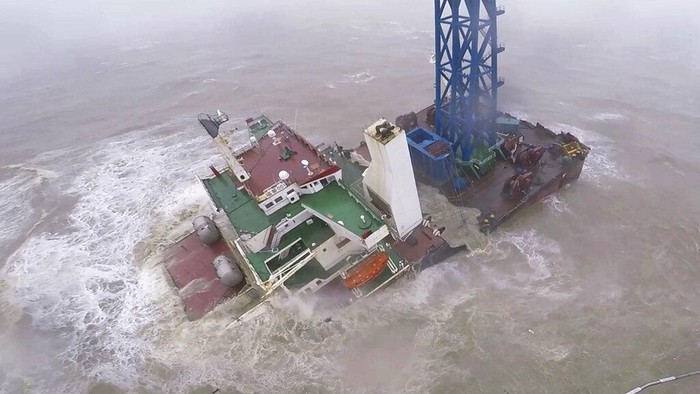 Penampakan Kapal Terbelah Dua Usai Dihantam Badai di Perairan Hong Kong In this image released by Hong Kong Government Flying Service, helicopter crew members winch up a man from a sinking ship in the South China Sea, 300 kilometers (186 miles) south of Hong Kong, Saturday, July 2, 2022, as Typhoon Chaba was moving in the area. The industrial support ship operating in the South China Sea has sunk with the possible loss of more than two dozen crew members, rescue services in Hong Kong said Saturday. (Hong Kong Government Flying Service via AP)