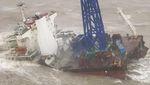 Penampakan Kapal Terbelah Dua Usai Dihantam Badai di Perairan Hong Kong