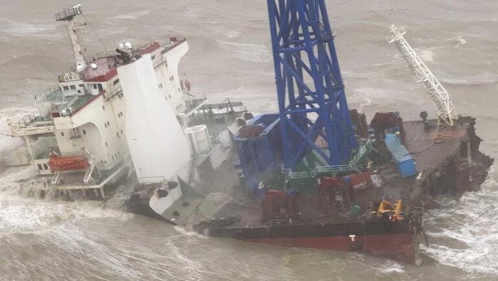 Penampakan Kapal Terbelah Dua Usai Dihantam Badai di Perairan Hong Kong In this image released by Hong Kong Government Flying Service, helicopter crew members winch up a man from a sinking ship in the South China Sea, 300 kilometers (186 miles) south of Hong Kong, Saturday, July 2, 2022, as Typhoon Chaba was moving in the area. The industrial support ship operating in the South China Sea has sunk with the possible loss of more than two dozen crew members, rescue services in Hong Kong said Saturday. (Hong Kong Government Flying Service via AP)