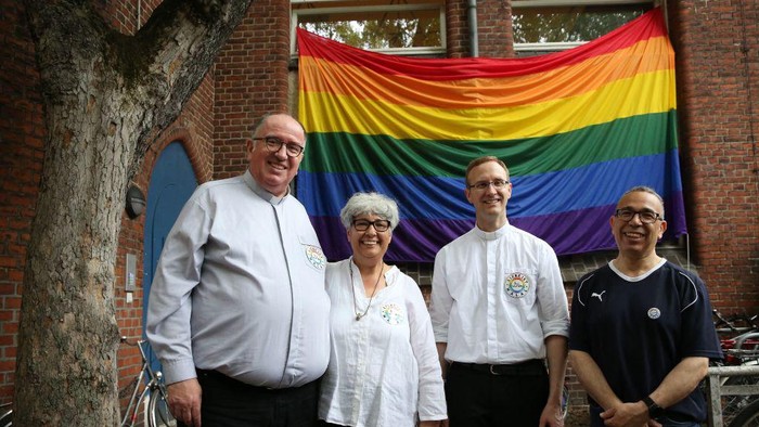 Penampakan Masjid di Jerman Pasang Bendera Pelangi, Dukung LGBT A rainbow flag hangs outside the Ibn Rushd-Goethe mosque in Berlin, Germany on July 1, 2022. - The flag was hoisted prior to Friday prayers in order to set a sign, especially for members of the muslim community, that they don't have to choose between their faith and their sexual identity, but are accepted as they are. (Photo by Adam BERRY / AFP) (Photo by ADAM BERRY/AFP via Getty Images)