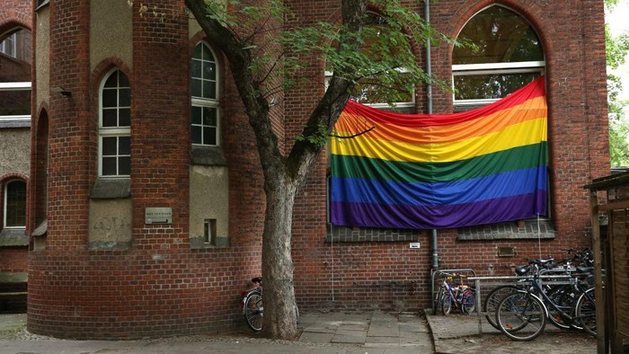 Penampakan Masjid di Jerman Pasang Bendera Pelangi, Dukung LGBT A rainbow flag hangs outside the Ibn Rushd-Goethe mosque in Berlin, Germany on July 1, 2022. - The flag was hoisted prior to Friday prayers in order to set a sign, especially for members of the muslim community, that they don't have to choose between their faith and their sexual identity, but are accepted as they are. (Photo by Adam BERRY / AFP) (Photo by ADAM BERRY/AFP via Getty Images)