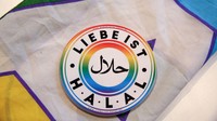 Sebuah logo halal dengan nuansa pelangi menghiasi masjid.