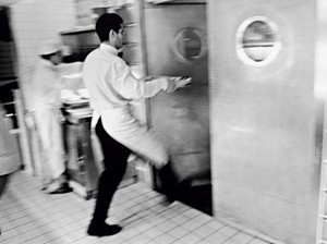 Pengalaman Buruk Mantan Pelayan Bekerja di Restoran di Paris Dibukukan